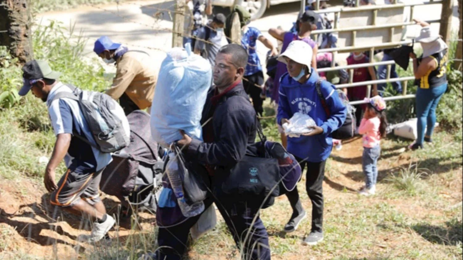 Guatemala detiene el paso de unos 50 migrantes que viajaban en