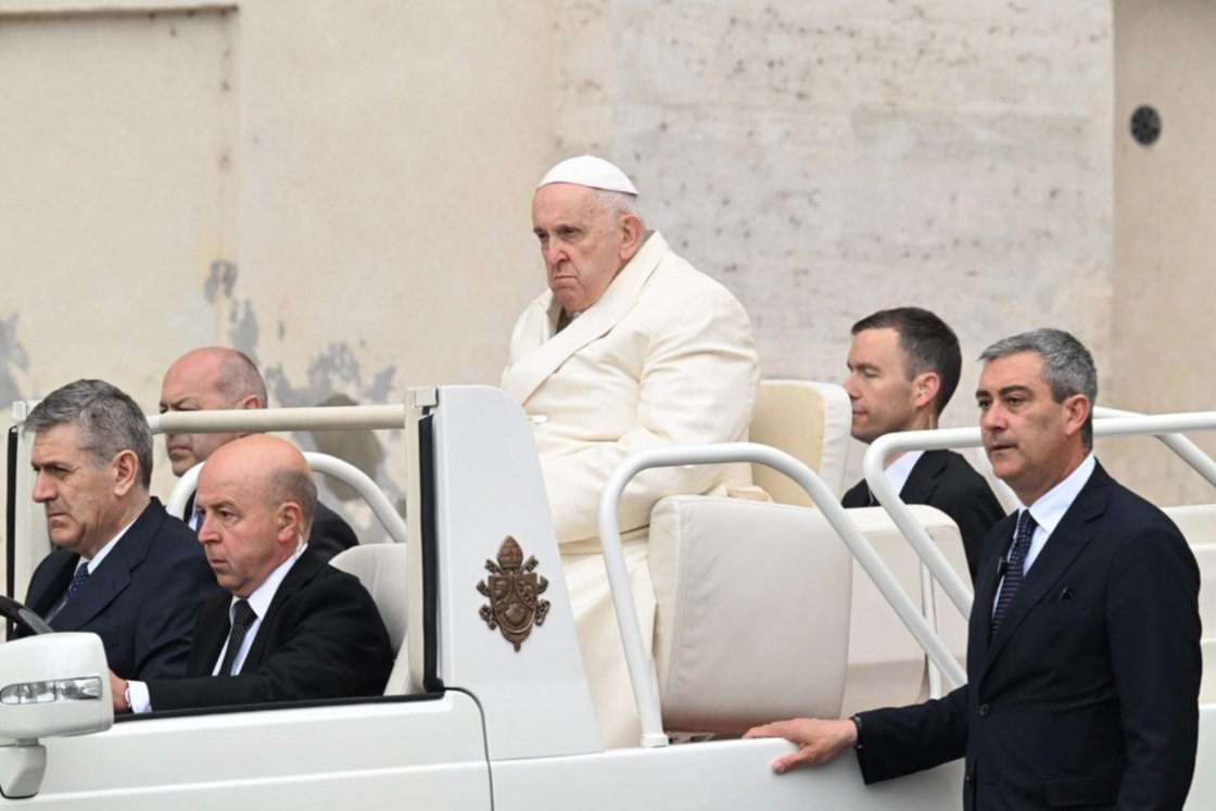 El papa reaparece en la plaza de San Pedro tras su alta hospitalaria. (Foto: Efe) El papa reaparece en la plaza de San Pedro tras su alta hospitalaria. (Foto: Efe)