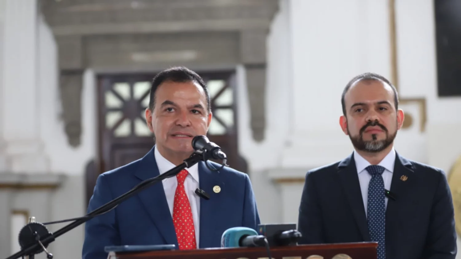 El presidente de la ComisiÃ³n de EconomÃ­a, Jorge Ayala, junto al diputado Elmer Palencia. Ambos del partido Valor. 