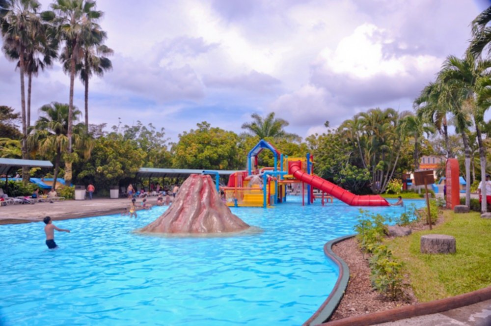 Atracciones acuáticas para todas las edades en el Parque Acuático Xocomil. Atracciones acuáticas para todas las edades en el Parque Acuático Xocomil.