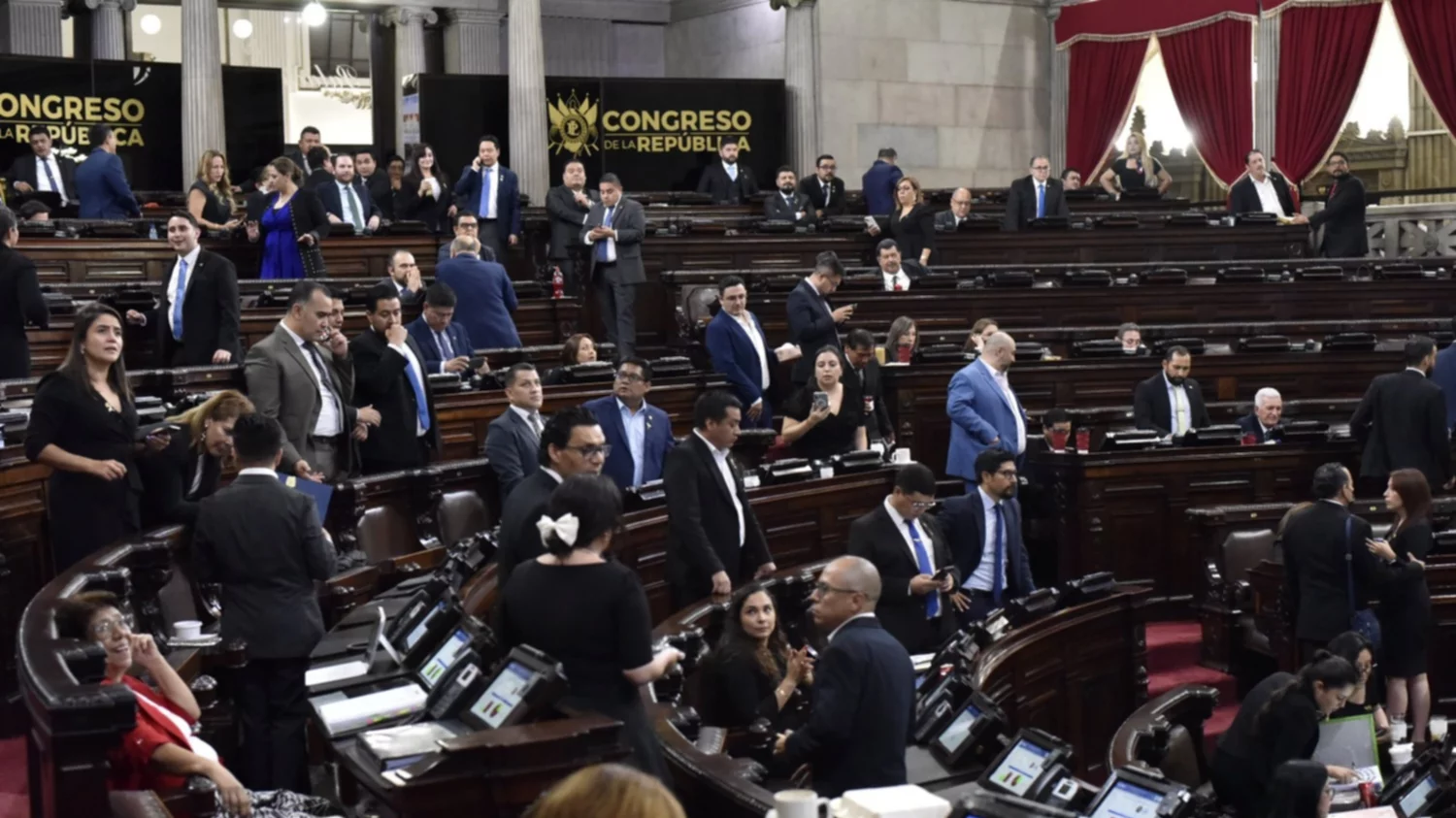 Diputados aprueban moción para que aprobar, una vez más, una ampliación presupuestaria. Foto: Congreso de la República. 