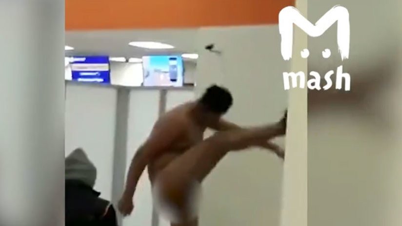 Hombre bailando sin online ropa