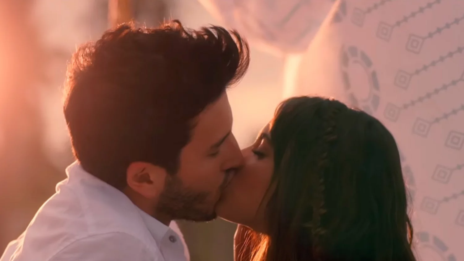 Sensuales besos y caricias comparten Sebastián Yatra con Tini en su nuevo  video